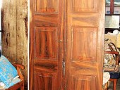 Bella porta antica a due battenti decorata a pennello a finto legno