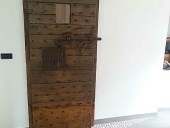 Porta scorrevole rustica con ferramenta esterna; come ambientare una porta antica scorrevole?