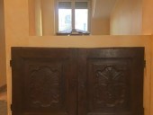 3) Coppia di sportelli antichi in noce collocati in interno moderno