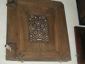 2)Anta (o sportello) di un parlatorio di un convento di clausura.