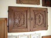 3)Coppia di ante antiche(o sportelli) intagliati, di credenza a muro.