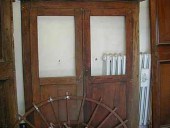 1) Nicchia a muro in legno antico; stipo a giorno con vetri.