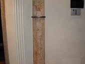 2) Una antica colonna rotta, ricollocata per arredare.