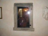 Contorni in sasso o pietra collocati in un interno.
