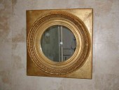 Restauro di una cornice dorata a foglia d'oro.
