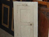 Il piccolo stipo antico prima del restauro.
