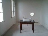 Primo piano del tavolinetto con lavabo