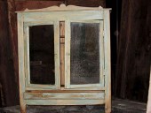 Il piccolo mobiletto vecchio pensile, restaurato in shabby chic