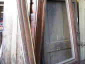 Cornice antica con finitura legno a vista prima del restauro e della trasformazione