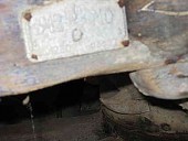 2)Una delle targhette del carro antico
