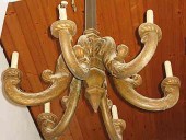 Lampadario intagliato a mano in legno dorato