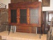 Il corpo superiore di credenza antica riusato e trasformato in ottica contemporanea in stile industriale