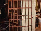 Porta di cella antica in ferro