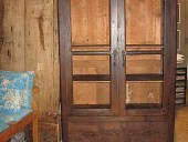 Vecchio armadio da campagna; la credenza a rete antica, pulita e restaurata