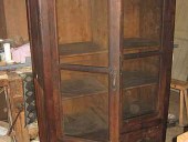 Vecchia credenza stagionatura formaggi in castagno prima del restauro