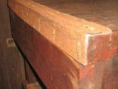 L'Uso di lamiera vecchia arrugginita per completare il banco da officina in stile industriale