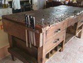 Il bancone da lavoro antico restaurato e collocato in cucina