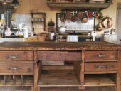 Banco falegname antico restaurato e collocato in cucina