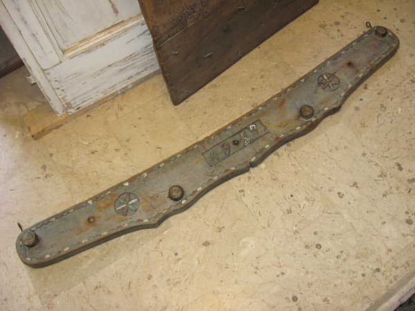 1) Testata antica di carro restaurata