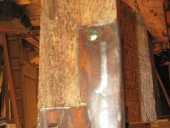 Inserto stile industriale in ferro, sulle gambe del banco da falegname antico