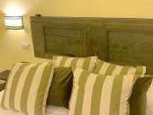 Da porta antica verde a testiera da letto