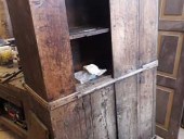 Armadietto antico durante il restauro