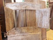 Porta antica in ferro; gli sportelli apribili