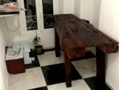 Banco antico da falegname restaurato e collocato per arredare interno moderno.