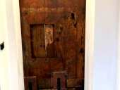 Porta scorrevole antica montata a filo muro esterno, vista retro