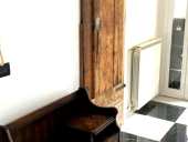 Porta vecchia restaurata arreda come scorrevole raso muro