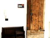 Porta vecchia restaurata e montata come scorrevole esterno muro