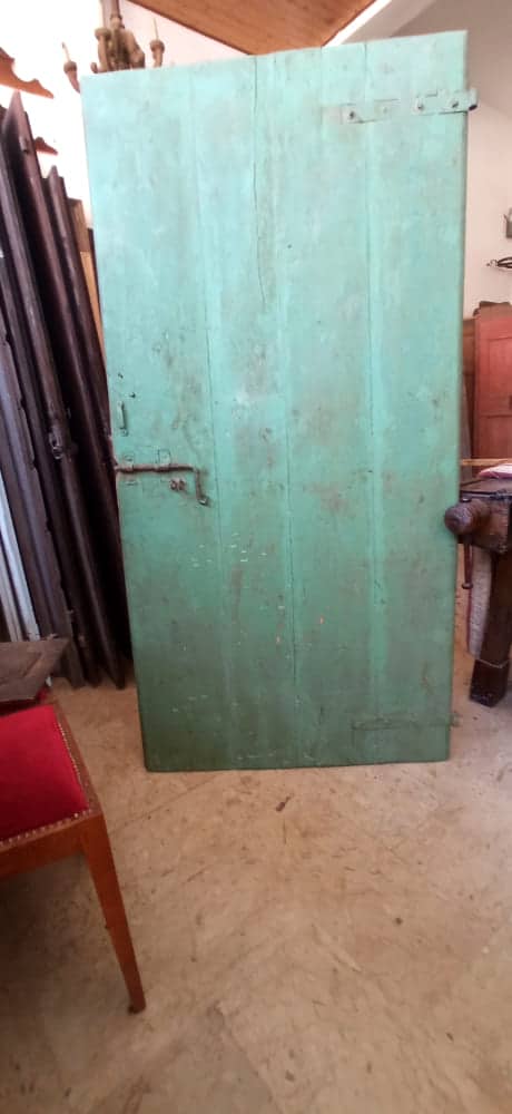 Porta riusata come specchiera, lato esterno