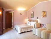 L'altro battente di portone antico diventato testata di letto.