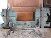 Parte di un'antico carro prima del restauro