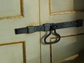 Porta antica laccata con doratura a foglia d'oro.