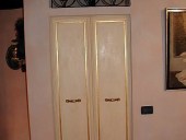 Piccola porta vecchia laccata a mano.