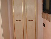 Vista inferiore porta restaurata e laccata a mano.