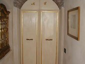 Porta centinata, restaurata e laccata.