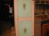 Vista posteriore porta laccata e restaurata.