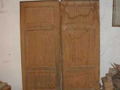 2)Rara porta antica scorrevole a due battenti.