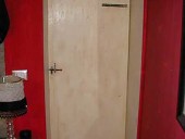 Piccola porticina vecchia laccata e collocata(vista posteriore).