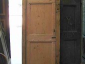 Piccola porta vecchia in abete prima del restauro.