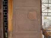 Porte intagliate e laccate.