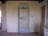 Una delle due porte laccate restaurata e collocata.