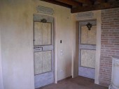 Le due porte vecchie restaurate e collocate nell'interno.