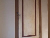 La porta antica laccata collocata.