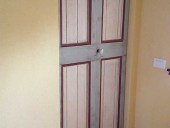 Porta vecchia restaurata e laccata, collocata.