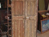 Una delle due vecchie porte prima del restauro.