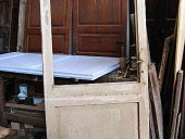 Vecchia porta laccata da restaurare