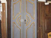 Vista posteriore porta antica laccata in colore grigio